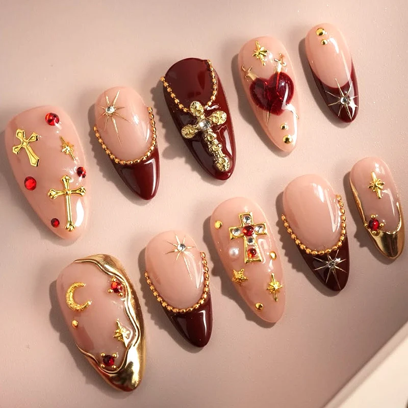 Dekoratives Kunstnagelset mit eleganten Verzierungen Karnz