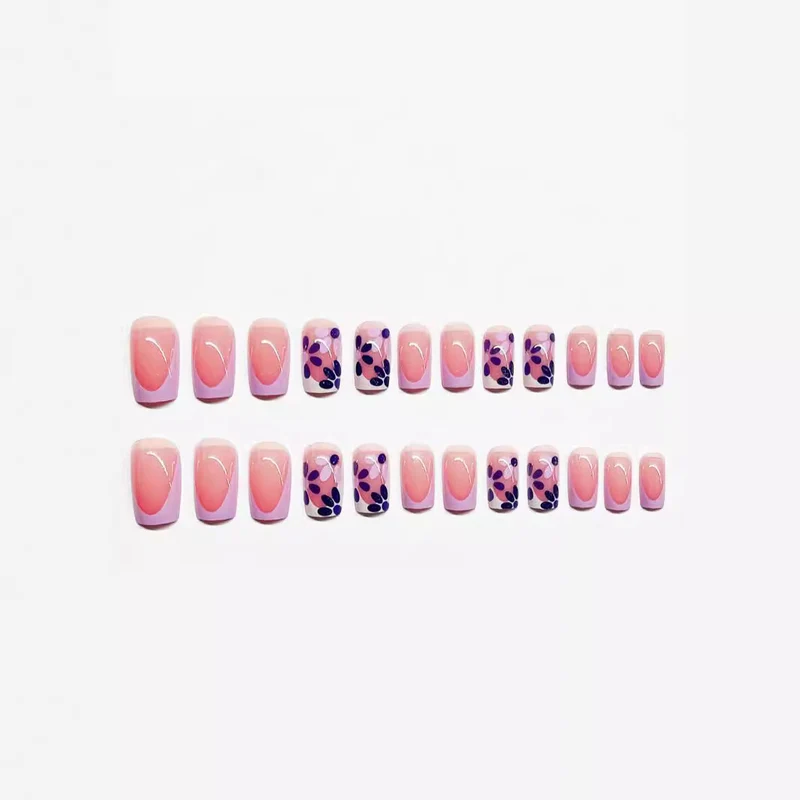 Elegante florale Press-On-Nagelverzierungen Karnz