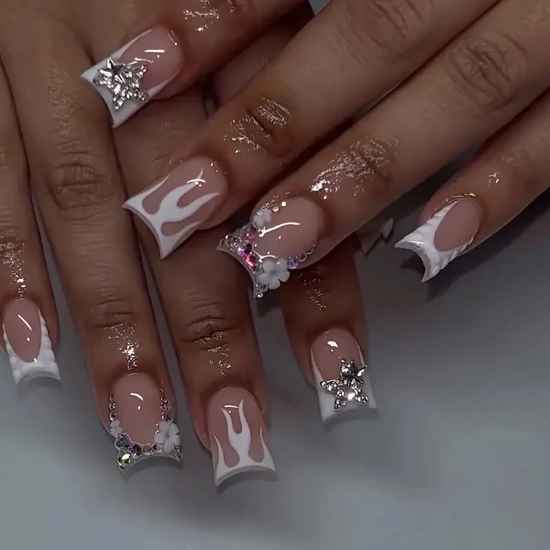 Dekorative mit Juwelen verzierte Nagelkunst Karnz