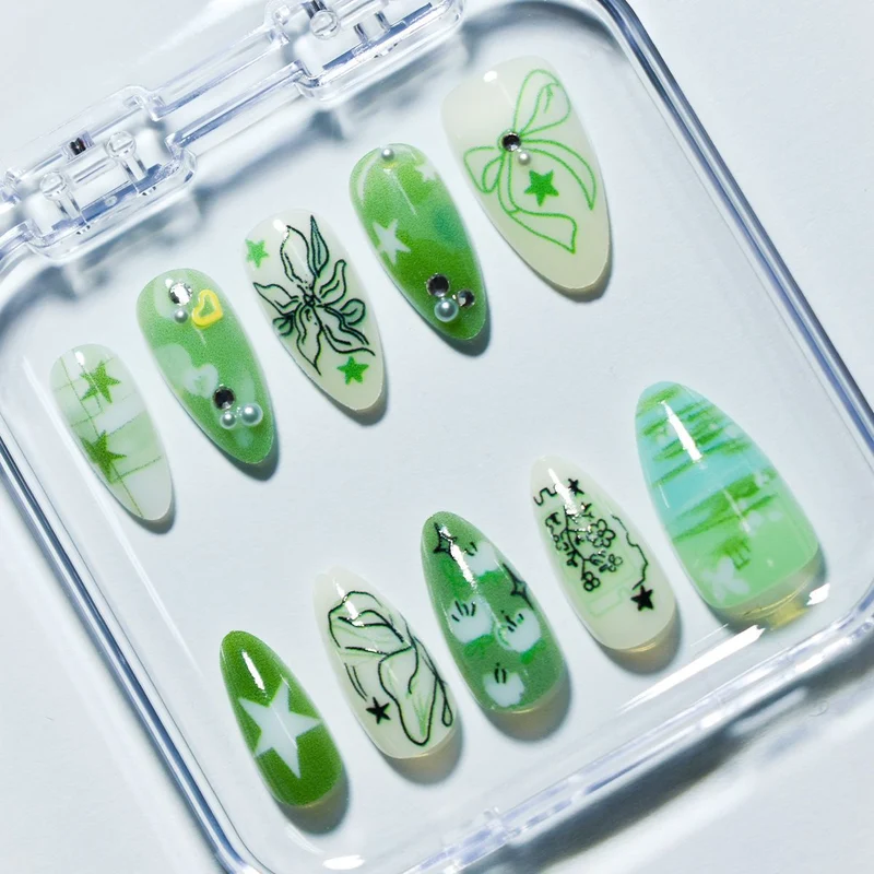 Künstlerische grüne Nagelverbesserungen Karnz