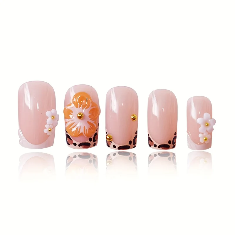 Künstlerisches Floral-Nageldesign Karnz