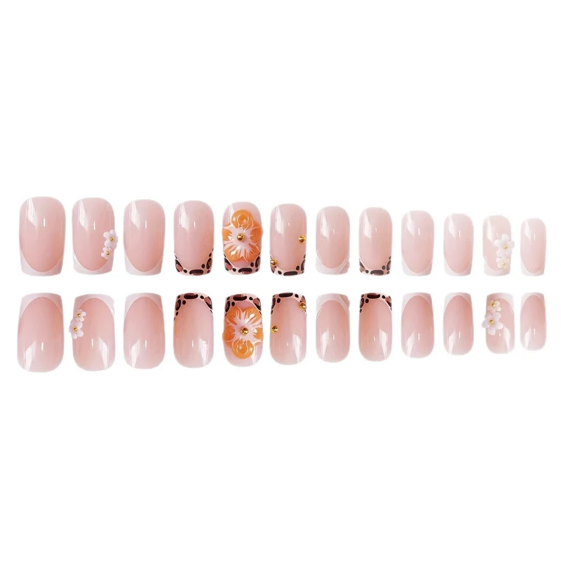 Künstlerisches Floral-Nageldesign Karnz