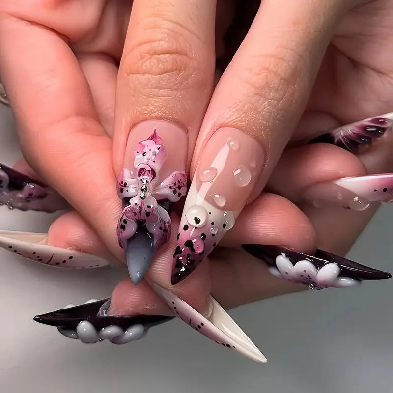 Artisanale Skulptierte Nagelverstärkungen Karnz