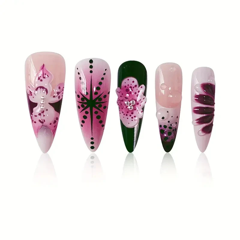 Artisanale Skulptierte Nagelverstärkungen Karnz