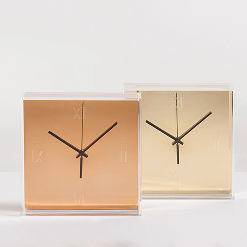 Moderne quadratische Wanduhr