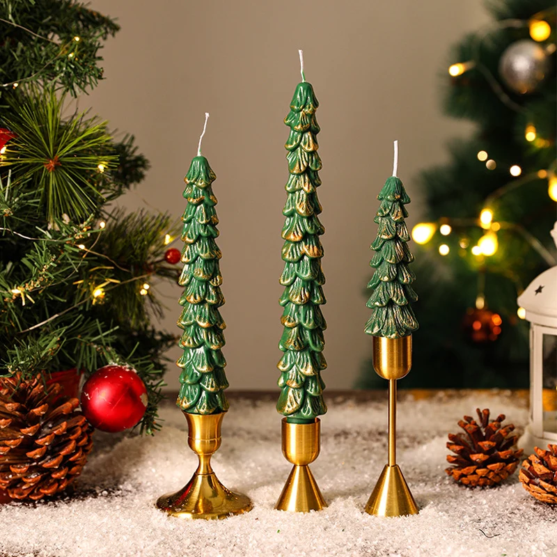 Festliches Sculpted Pine Taper Kerzen-Trio mit Messinghaltern