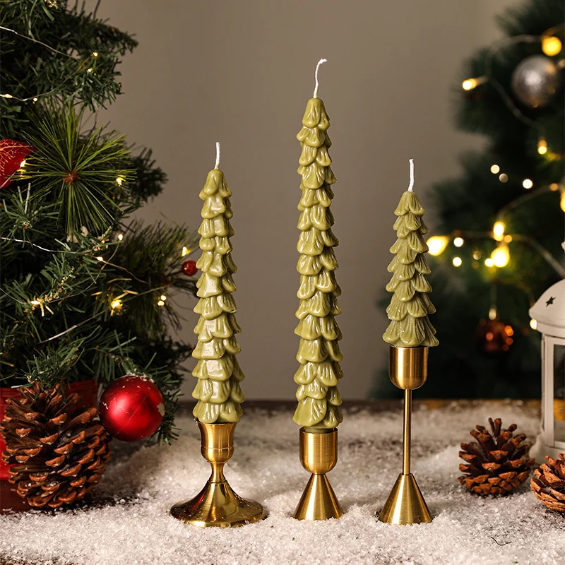 Festliches Sculpted Pine Taper Kerzen-Trio mit Messinghaltern