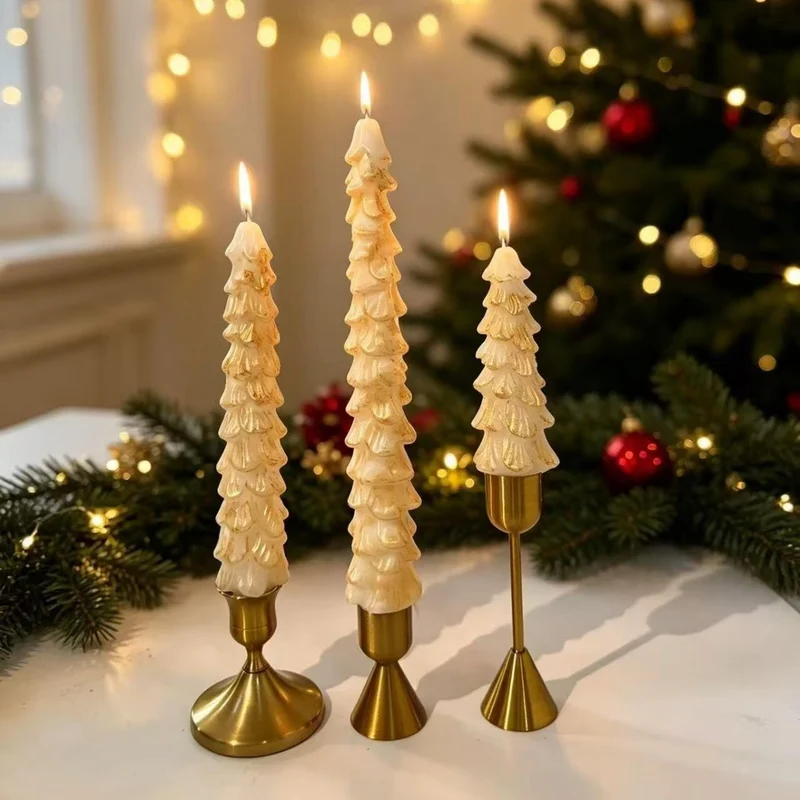 Festliches Sculpted Pine Taper Kerzen-Trio mit Messinghaltern