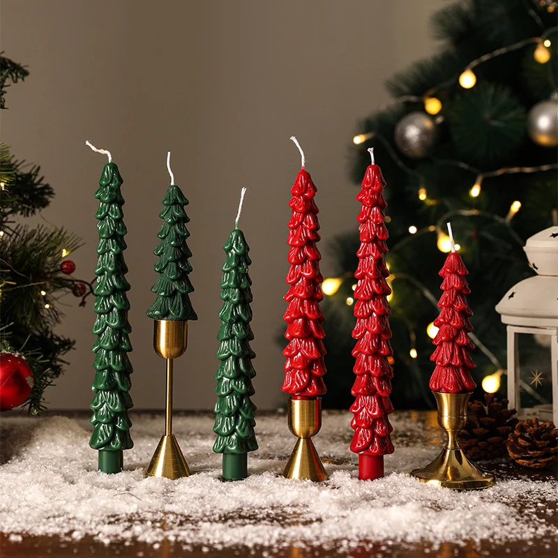Festliches Sculpted Pine Taper Kerzen-Trio mit Messinghaltern