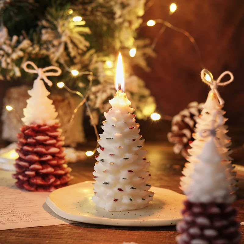 Handgegossene Mini-Weihnachtsbaum-Dekorationswachskerze mit Aufhängeschlaufe und mehrfarbigen Verzierungen