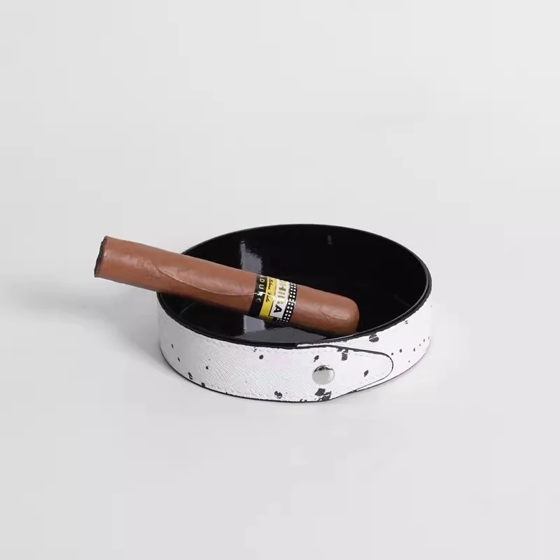 Stylischer Leder-Zigaretten-Aschenbecher