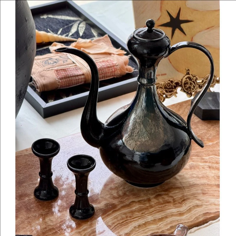 Verschnörkelte dekorative Teekanne und Tassen-Set