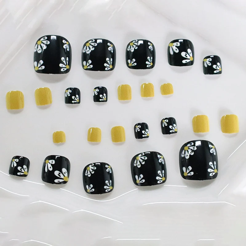 Künstlerisches Floral Nageldesign Karnz