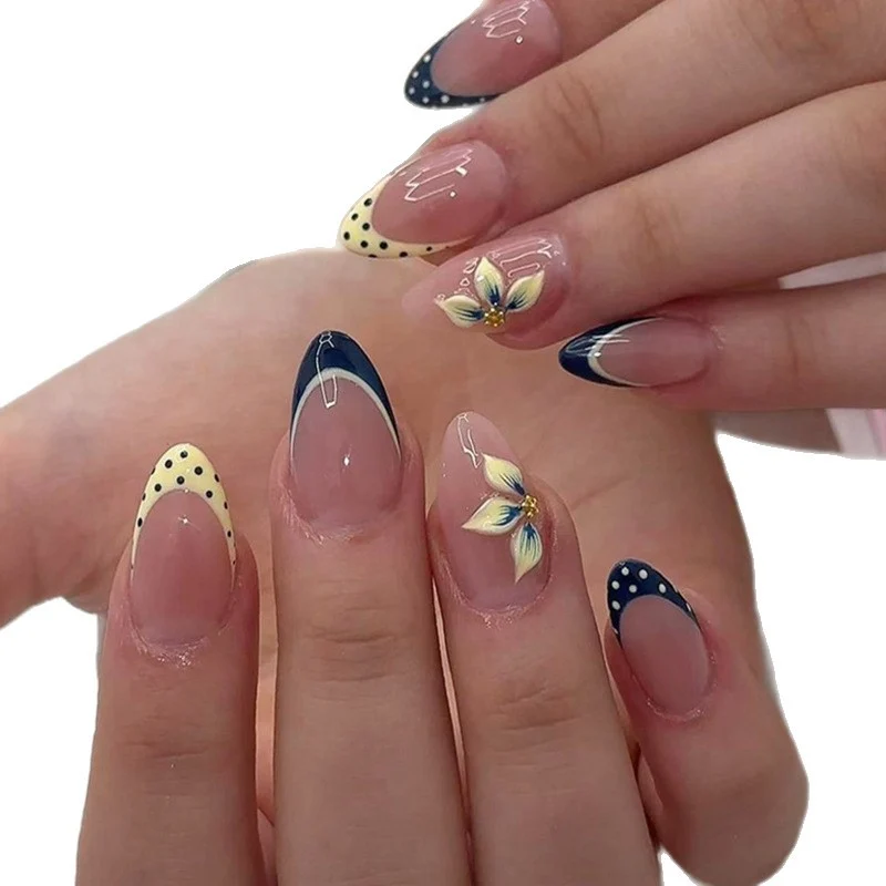 Künstlerisches Florales Acryl-Nageldesign Karnz