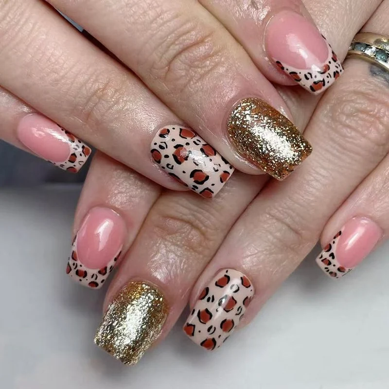 Künstlerische herbstliche Nagelkunst Karnz