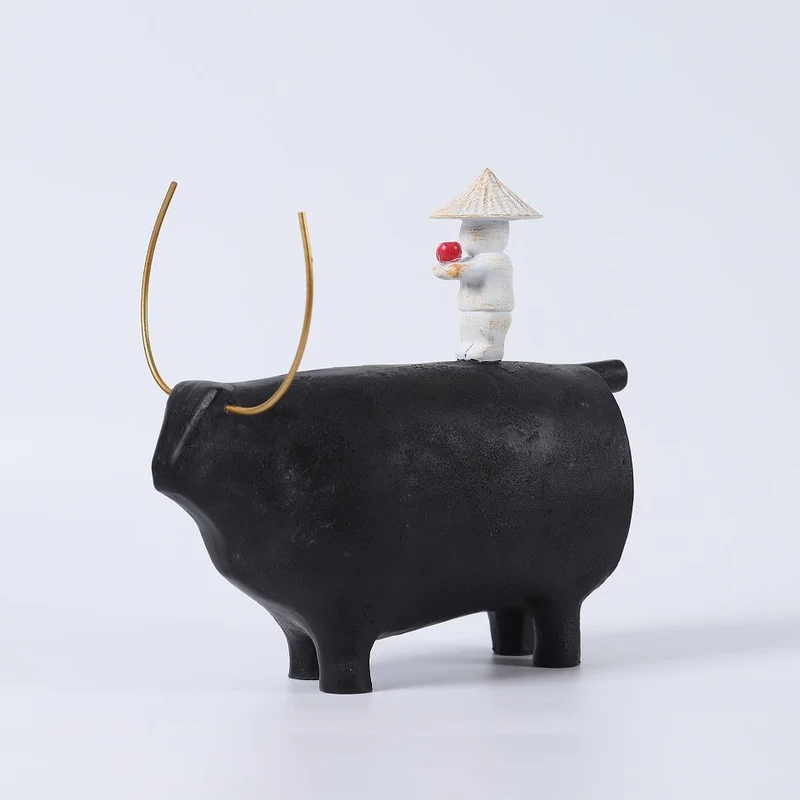 Dekorative Engel Figur auf schwarzer Stier-Skulptur