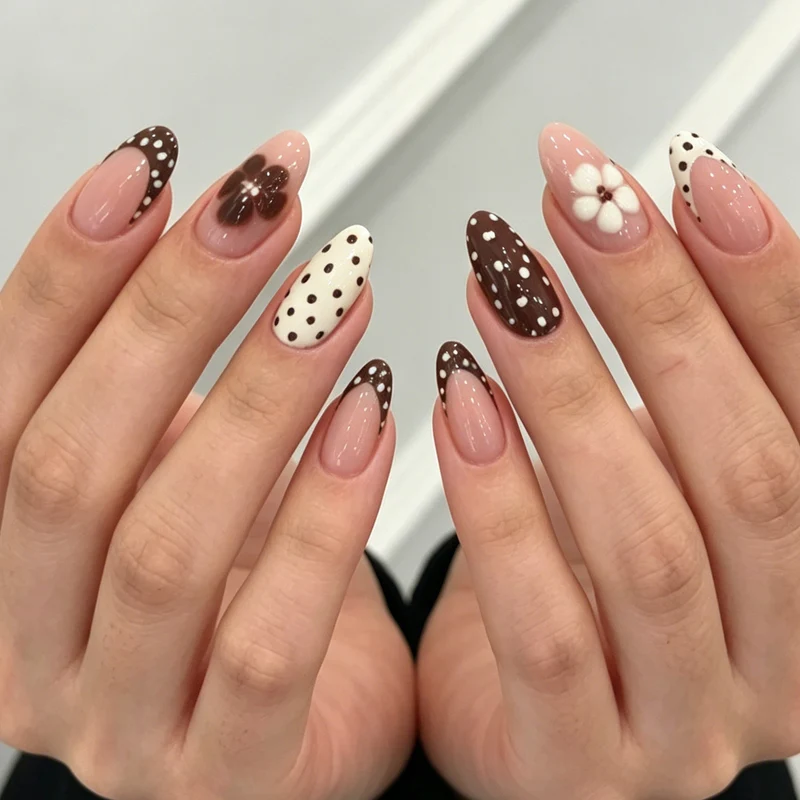 Dekorative Gel-Nagelkunst-Verzierungen Karnz