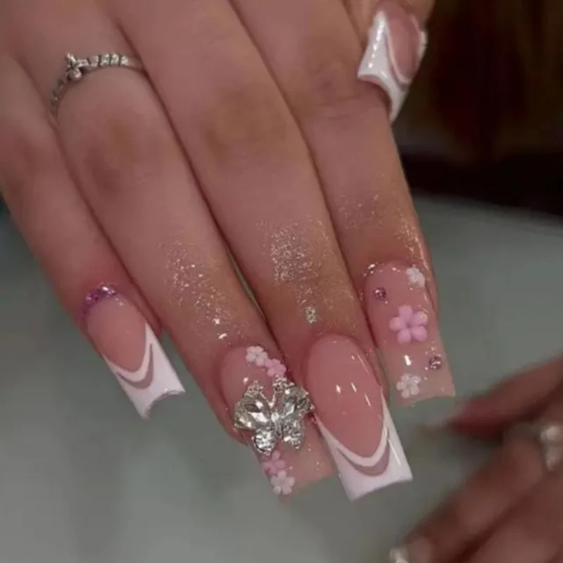 Dekorative florale Nagelkunstverzierungen Karnz