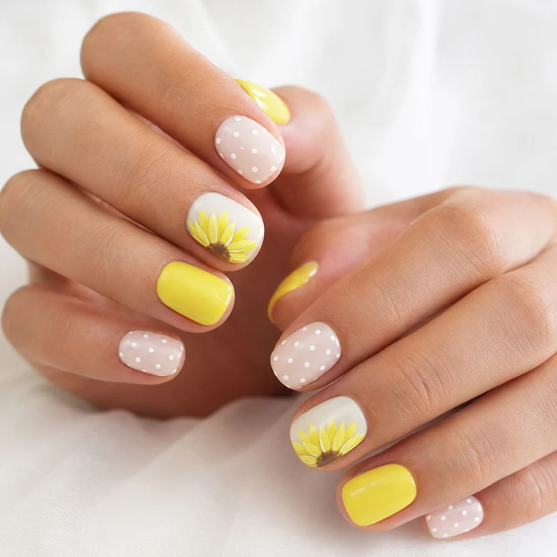 Kreatives florales Nagelkunst-Design Karnz