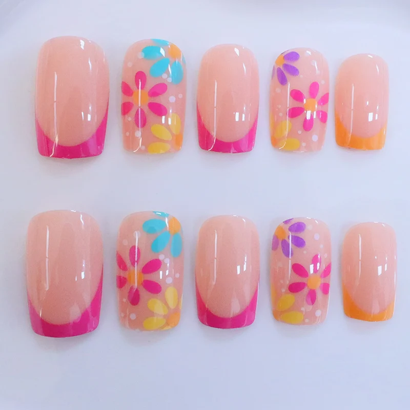 Kreatives Florales Acryl-Nageldesign Karnz