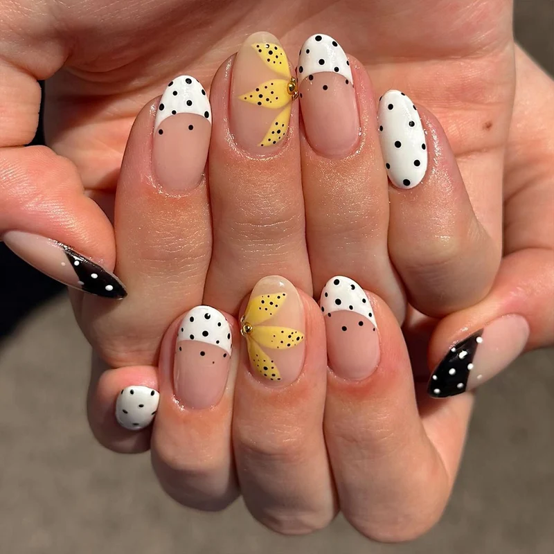 Kreatives florales Akzent-Nagelkunst-Set Karnz