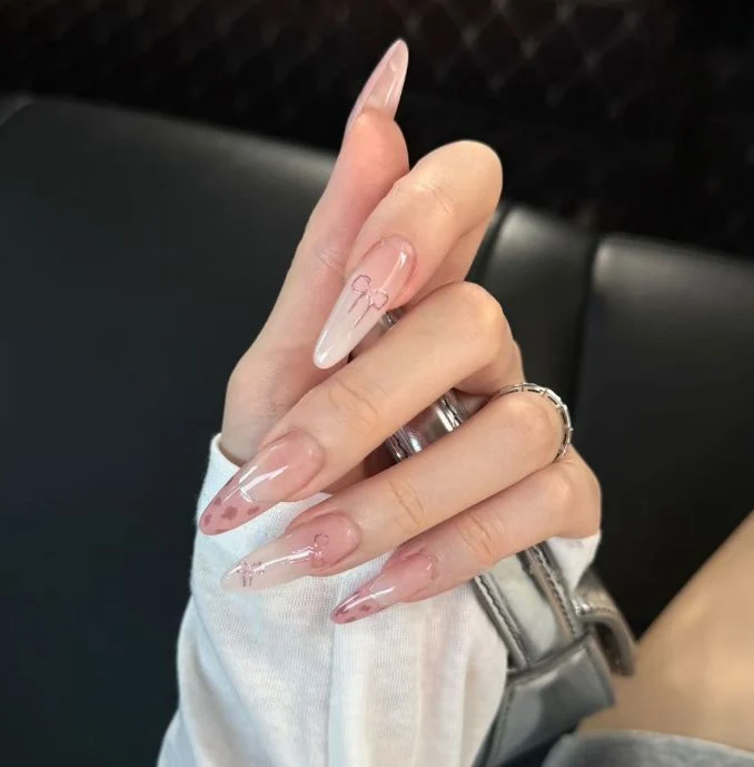 Künstlerisches Herzmuster Nagelkunstverlängerungen Karnz