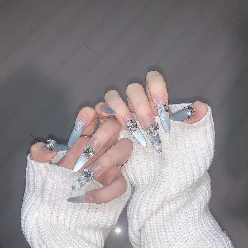 Künstlerisches Herzmuster Nagelkunstverlängerungen Karnz