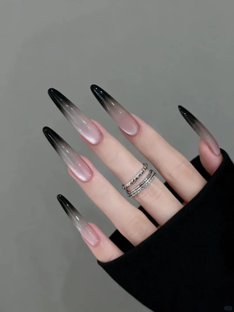 Künstlerisches Herzmuster Nagelkunstverlängerungen Karnz