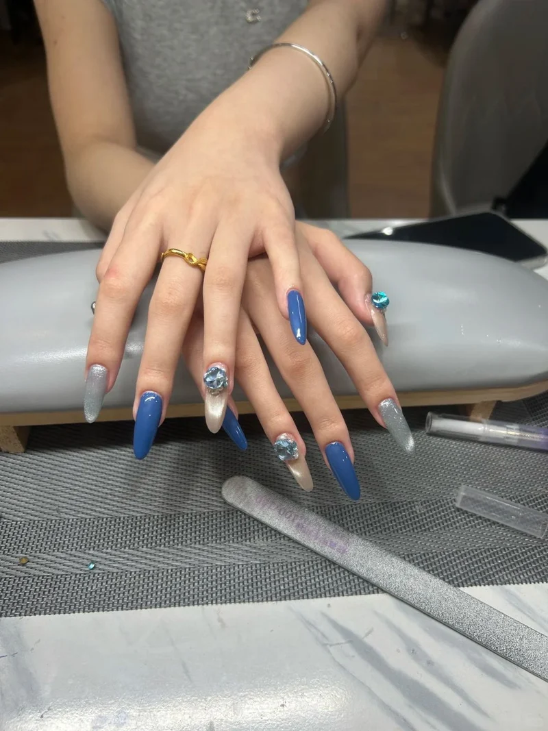 Künstlerisches Herzmuster Nagelkunstverlängerungen Karnz