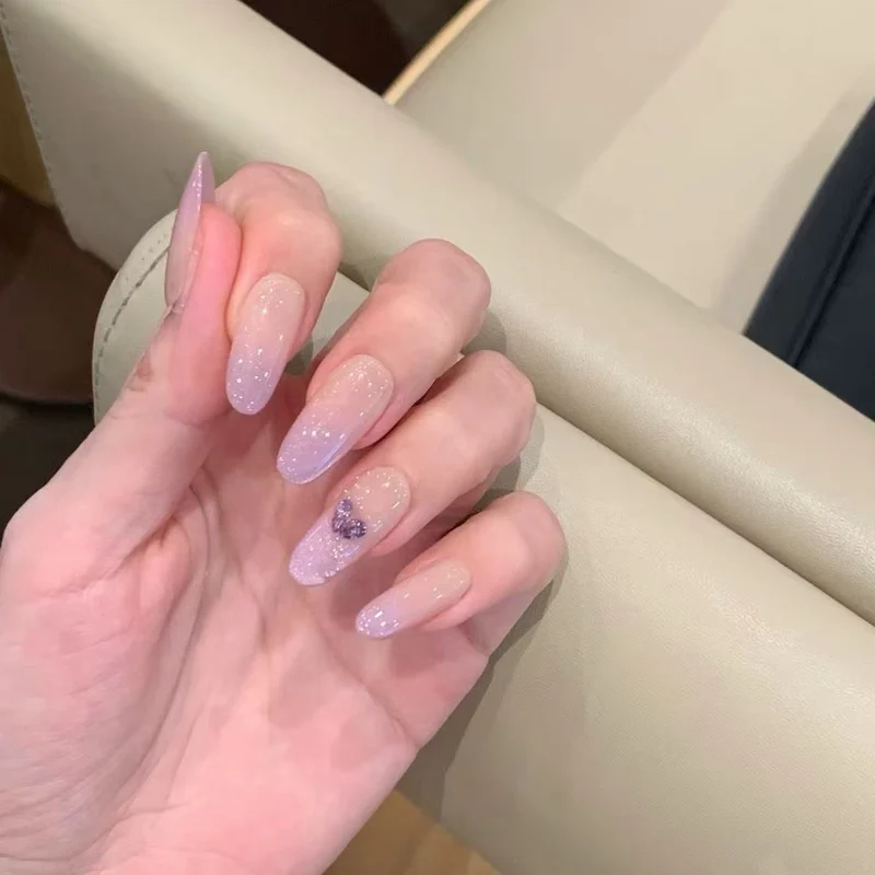 Künstlerisches Herzmuster Nagelkunstverlängerungen Karnz