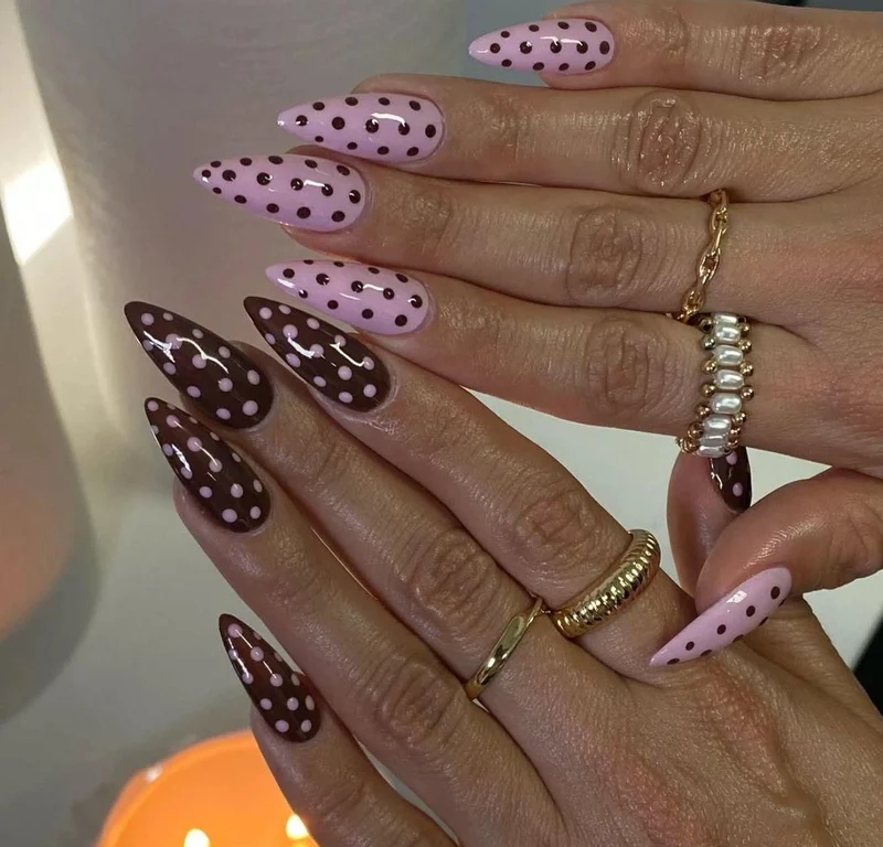 Künstlerische Polka Dot Nagelverzierungen Karnz