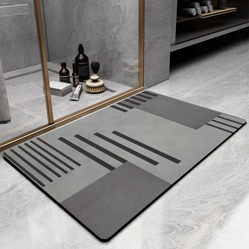 Plüsch-Mikrofaser-Badematte mit elegantem Streifenmuster