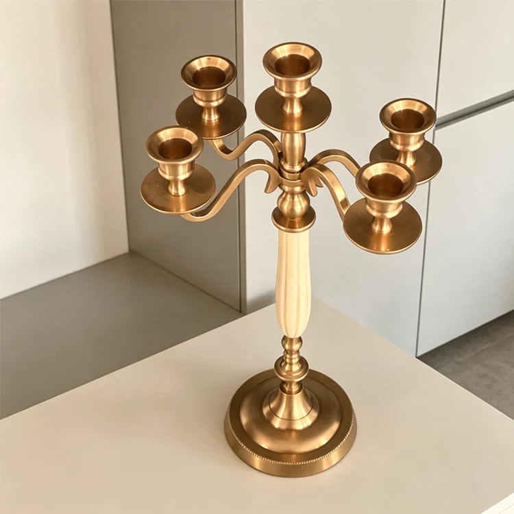 Eleganter Metallkerzenhalter