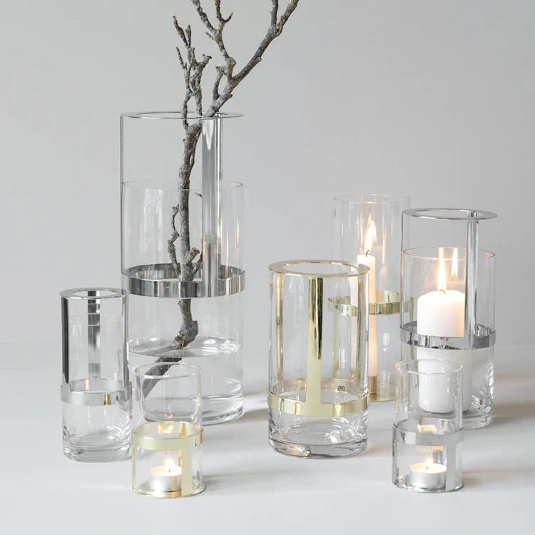 Eleganter Glas- und Goldkerzenhalter