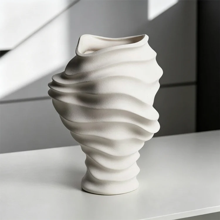 Elegante zeitgenössische dekorative Vase mit Wellenmuster