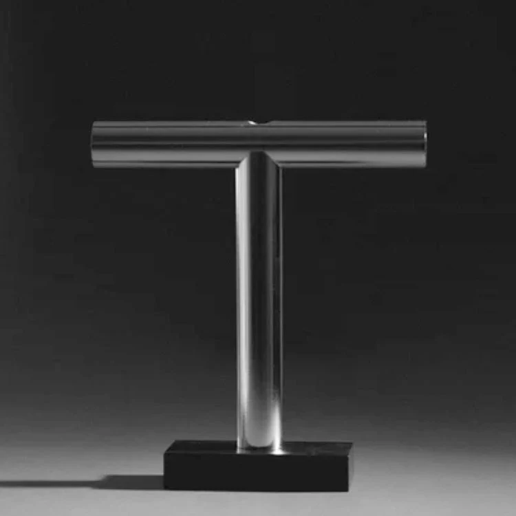 Zeitgenössischer T-förmiger Metalldisplayständer