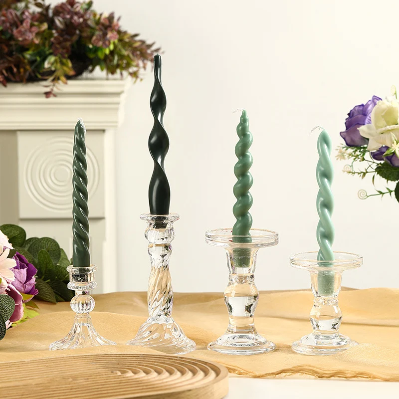 Gedrehte konisch dekorative Kerzen Set mit skulptierten Glas Haltern