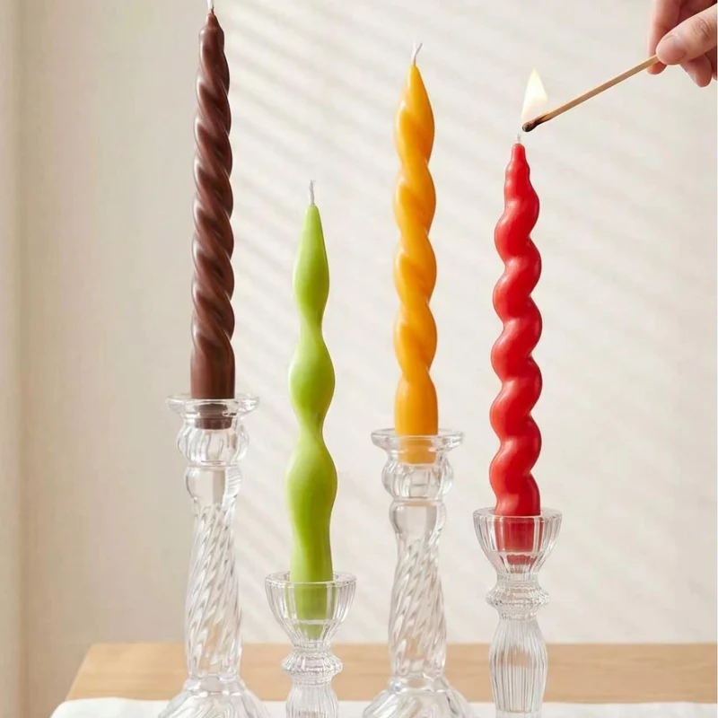 Gedrehte konisch dekorative Kerzen Set mit skulptierten Glas Haltern
