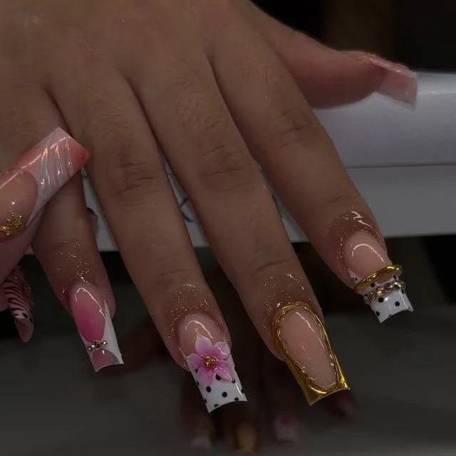 Glamouröse Künstlerische Press-On Nagelverlängerungen Karnz