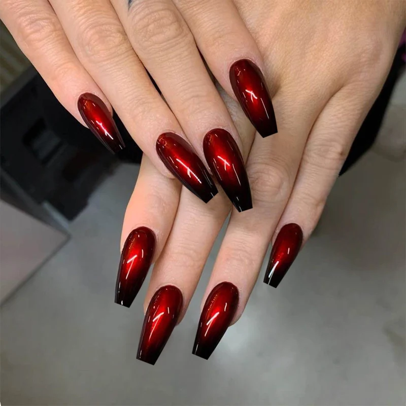 Elegante Stiletto-Nagelverzögerungen Karnz