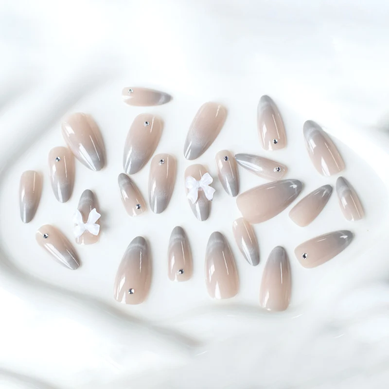 Elegante Strass- und Schleifen-Nagelkunstverlängerungen Karnz
