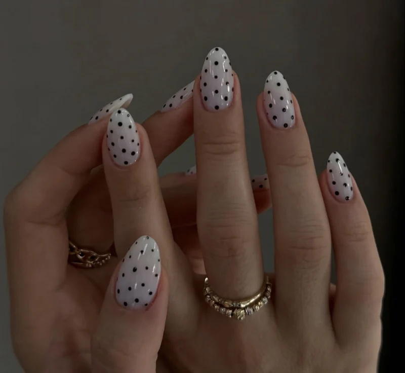 Elegante Polka Dot Press-On Nagelverstärkungen Karnz
