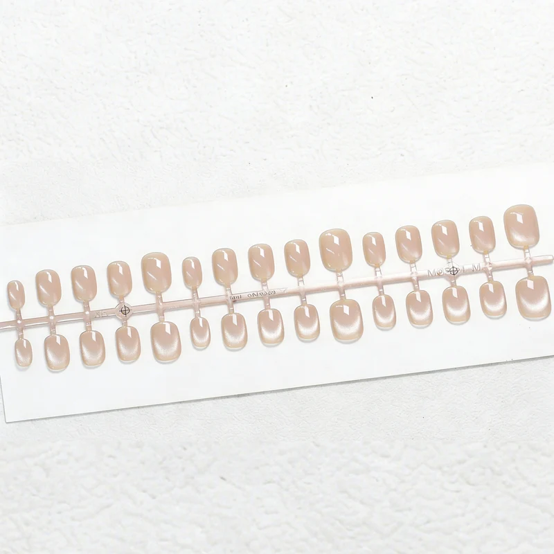 Elegante Ombre Nagelverzierungen Karnz