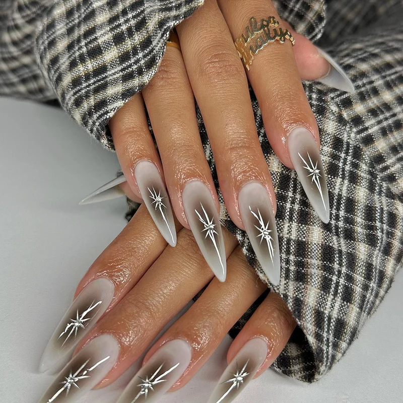 Elegante Nagelkunstverlängerungen Karnz