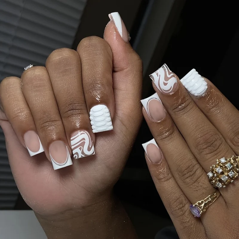 Elegantes irideszentes Nageldesign Karnz