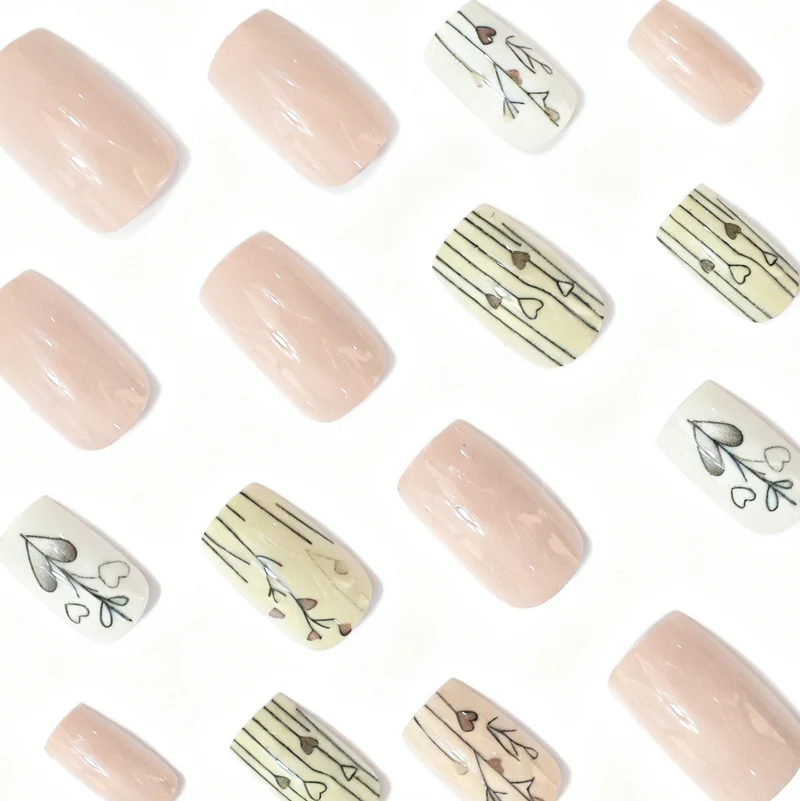 Elegante herzförmige Acryl-Nagelkunst Karnz