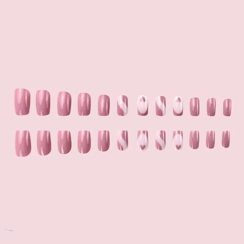 Elegante Herzmuster-Nagelkunstverlängerungen Karnz