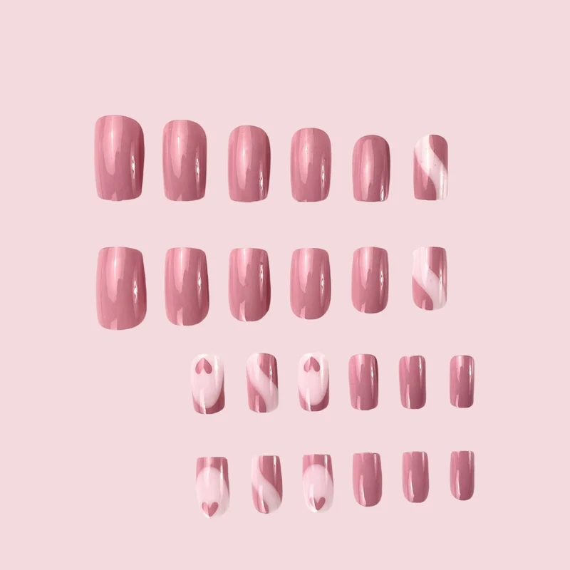 Elegante Herzmuster-Nagelkunstverlängerungen Karnz