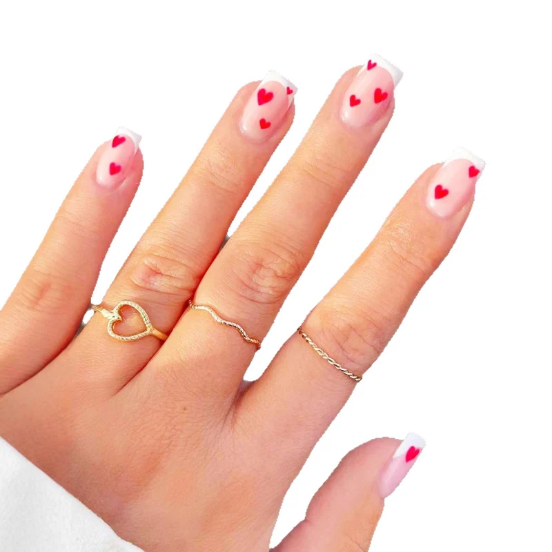 Elegantes herzverziertes Nagelkunstdesign Karnz