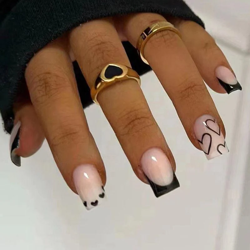 Elegantes herzverziertes Nagelkunstdesign Karnz